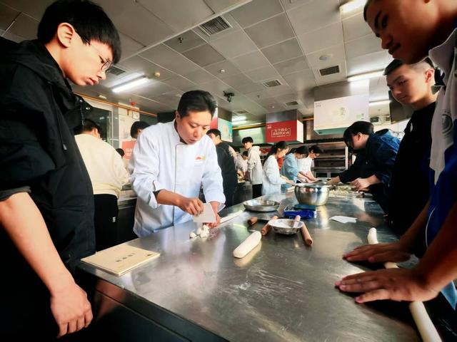 调查｜当机器人能做宫保鸡丁，烹饪班学生在学什么？
